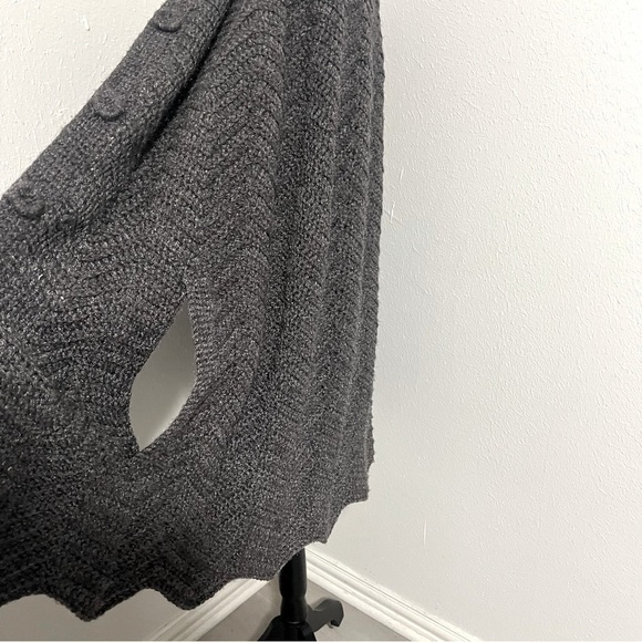 HANDMADE Women Gray Knitted Crochet Grannycore Cape Poncho Sweater Large/XL EUC - Picture 5 of 6